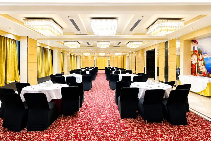 Ballroom/Hall 60 of 64