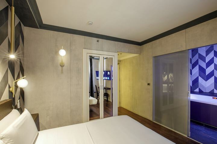 Room 37 of 185