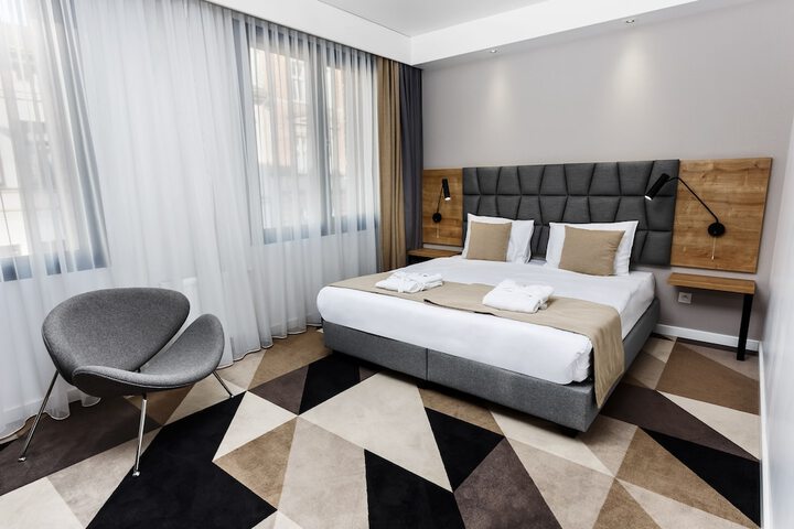 Room 18 of 108