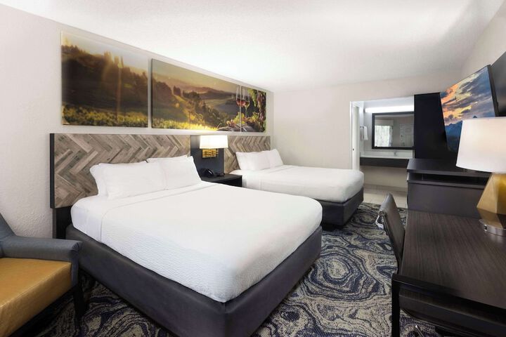 2 Queen Beds (4 of 7)
