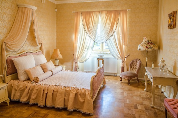 Room 33 of 80