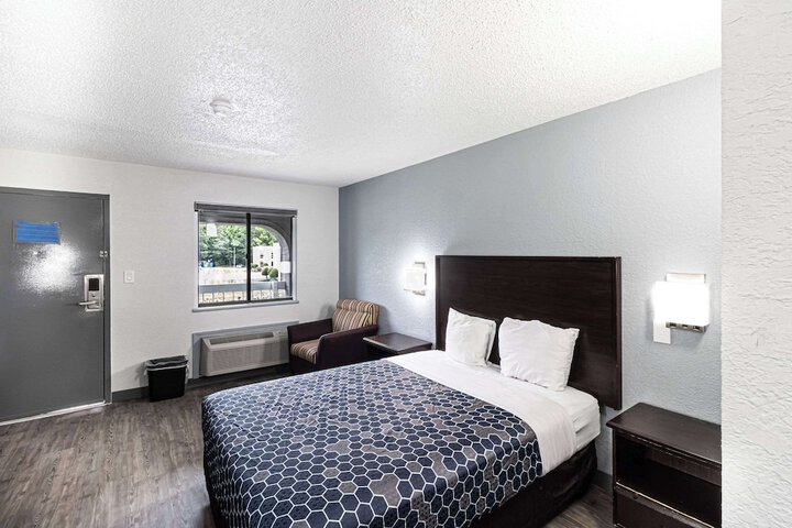1 Queen Bed Accessible (11 of 25)