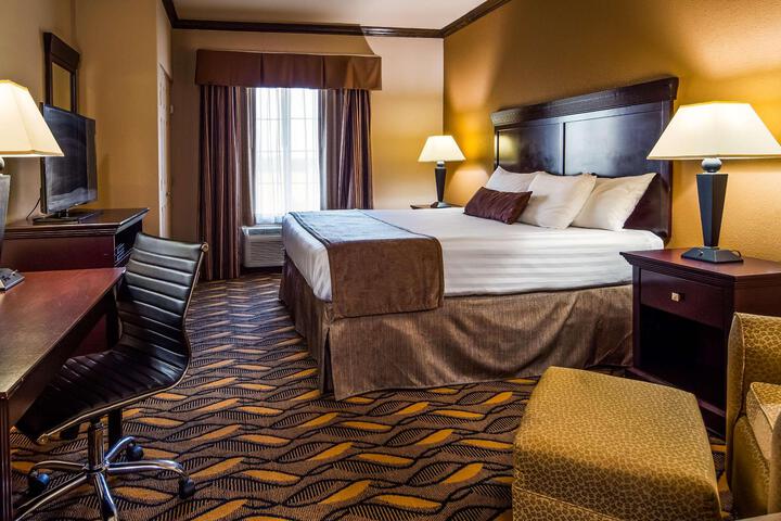 1 King Bed High Speed Microwave, Refrigerator, Coffee Maker, Hair, Iron Brd Full Breakfast (4 of 7)