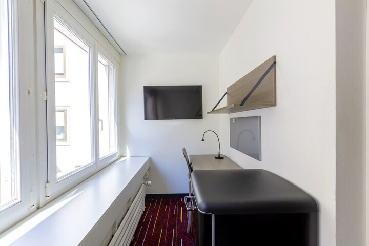 Room 5 of 8