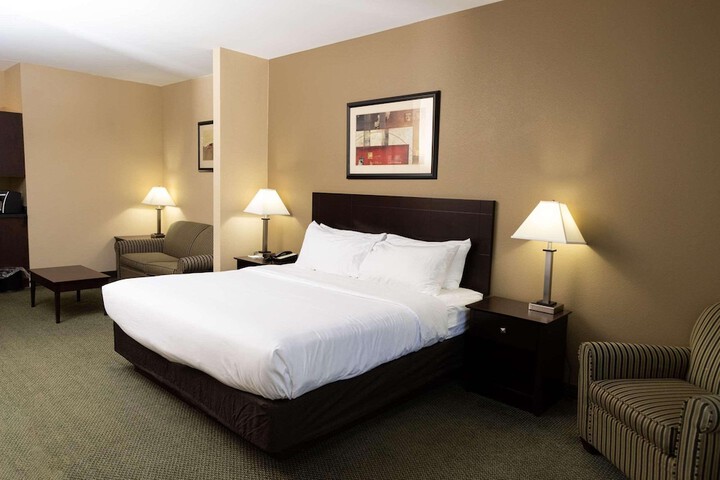 1 King Bed (2 of 10)