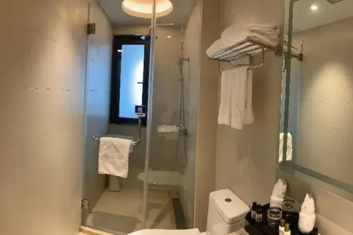 Room 8 of 10