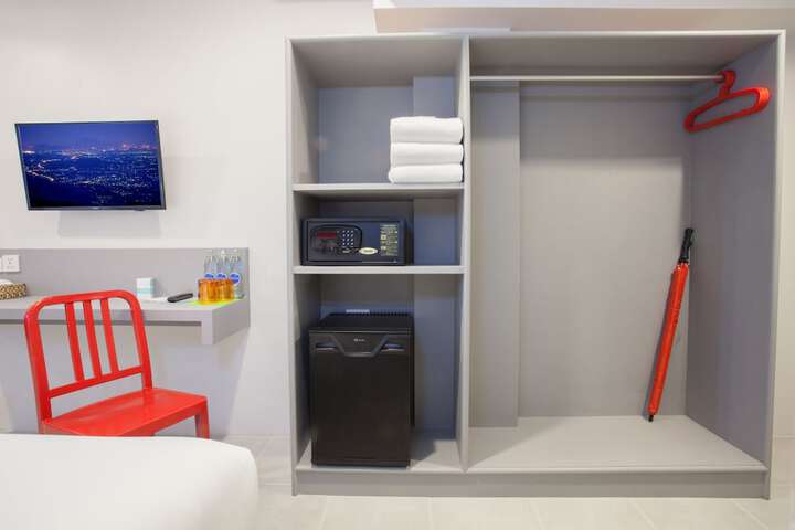 Room 17 of 40