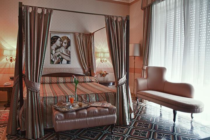 Room 12 of 77