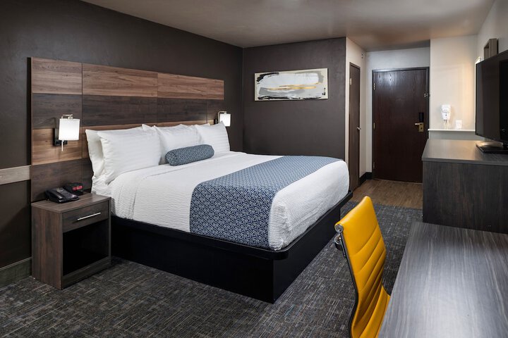 Deluxe King Bed (4 of 6)