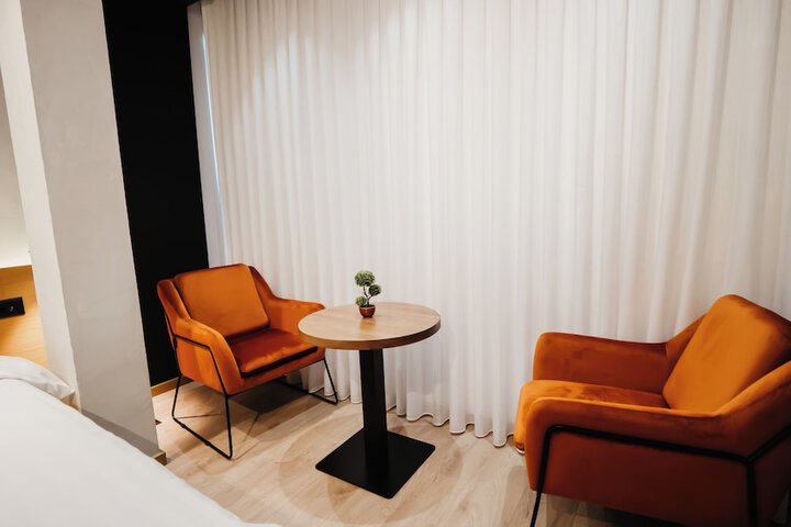 Room 4 of 27