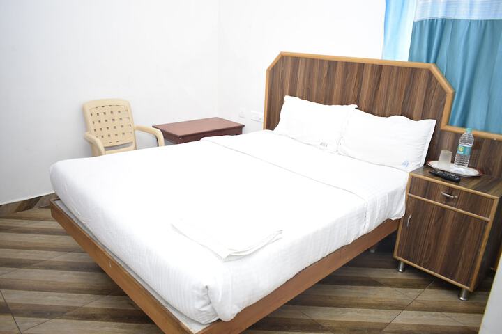 Room 6 of 33