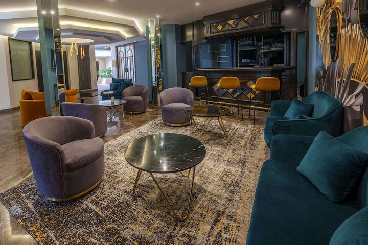 Lounge 70 of 102