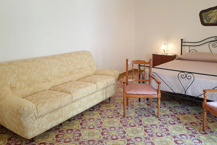 Room 6 of 18