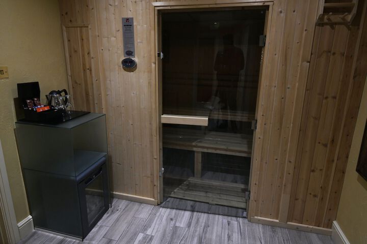 Room 33 of 176
