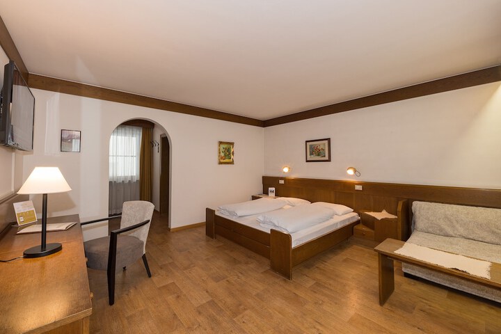 Room 16 of 38