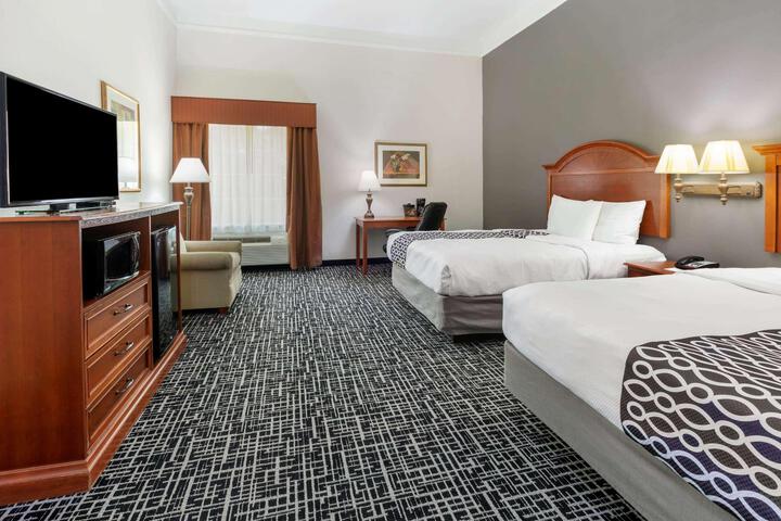 2 Queen Beds (3 of 4)