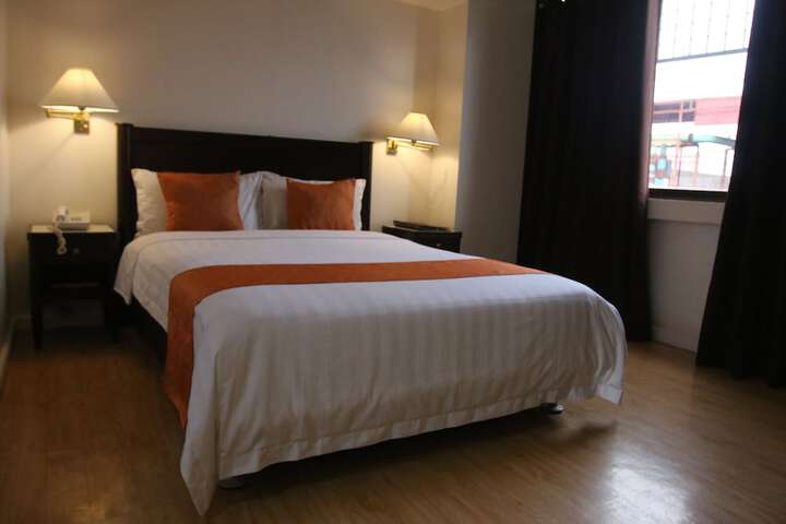 Room 27 of 77