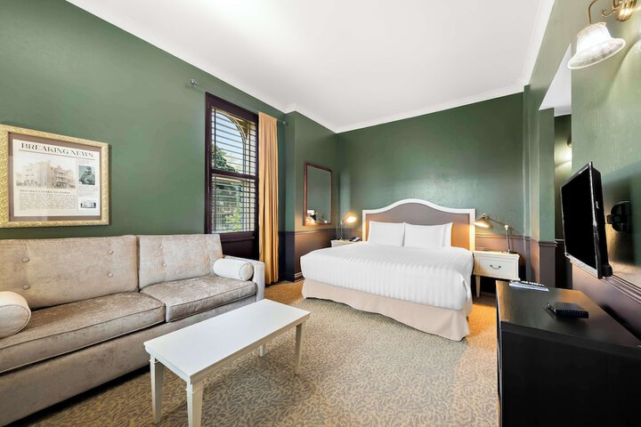 Suite 2 Queen Beds Sitting Area WiFi Coffee and Tea Maker Bathtub and Shower Continental Breakfast (11 of 29)
