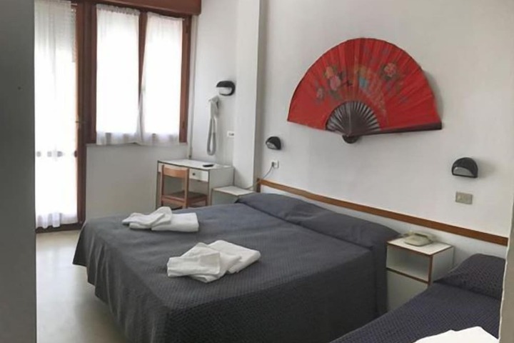 Room 9 of 27