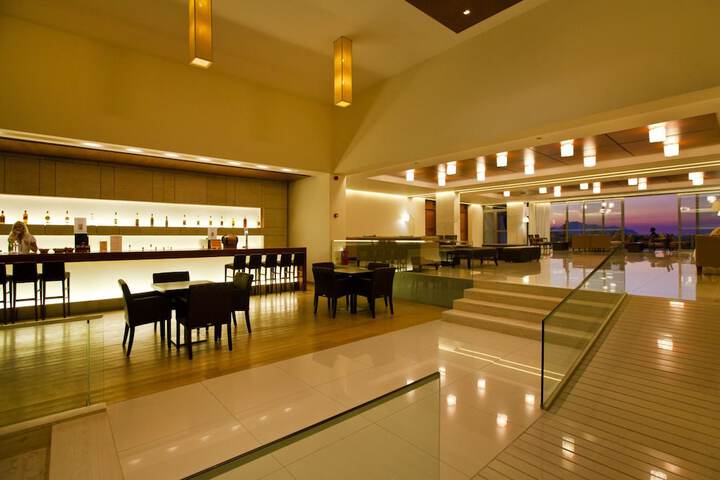 Lounge 92 of 118