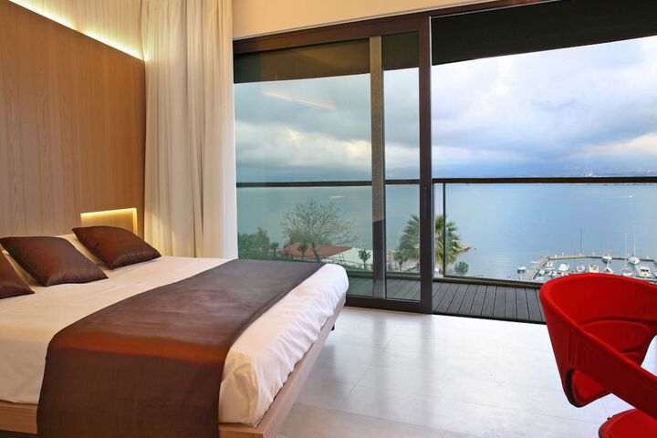 Room 4 of 42