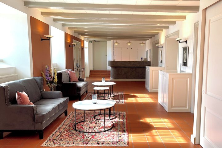 Lounge 47 of 80