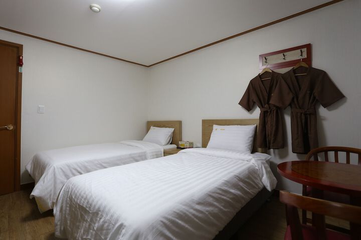 Room 14 of 28