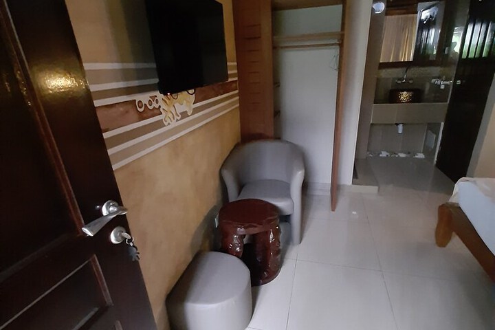Room 13 of 33