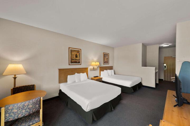 Quadruple Queen Bed Accessible (8 of 11)