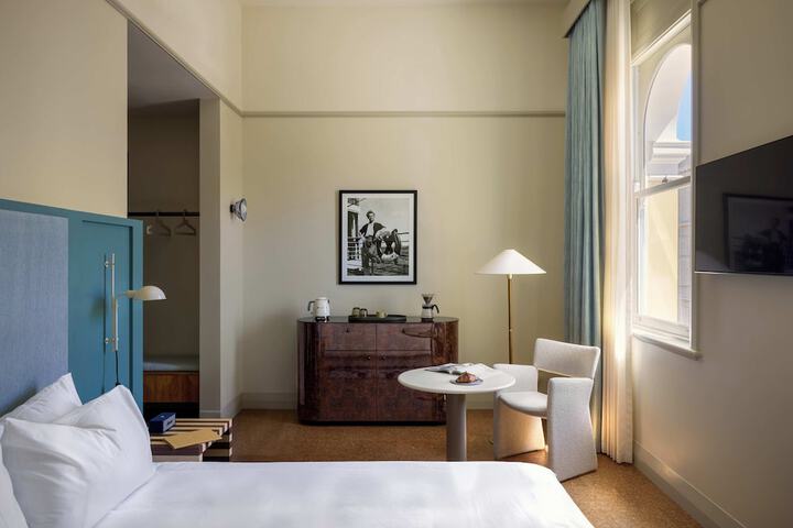 Room 10 of 13
