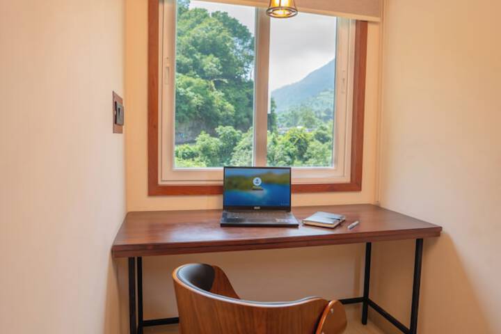 Room 6 of 28