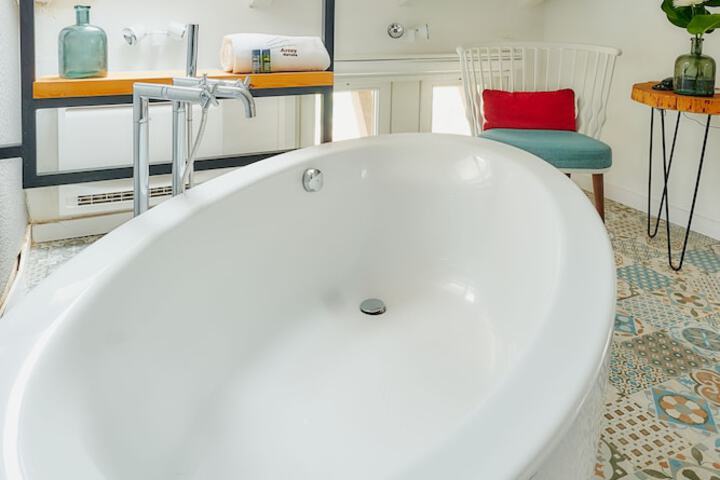 Deep soaking bathtub