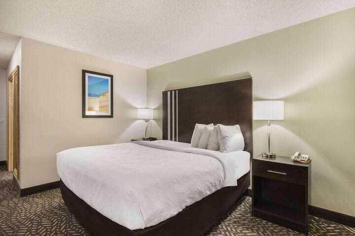 1 King Bed Microwave and Refrigerator WiFi Full Breakfast (5 of 15)