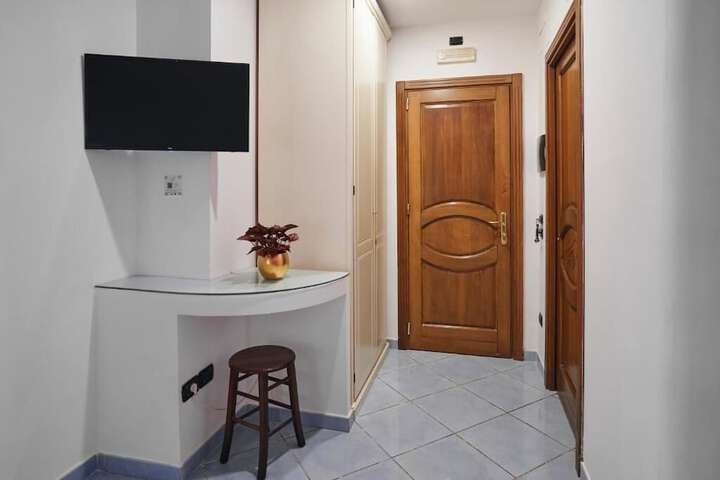 Room 11 of 100