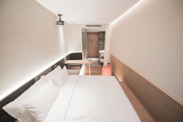 Room 6 of 13