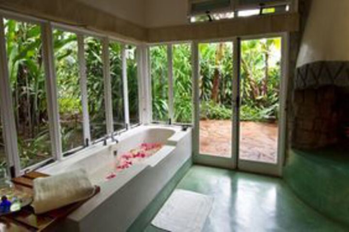 Deep Soaking Bathtub
