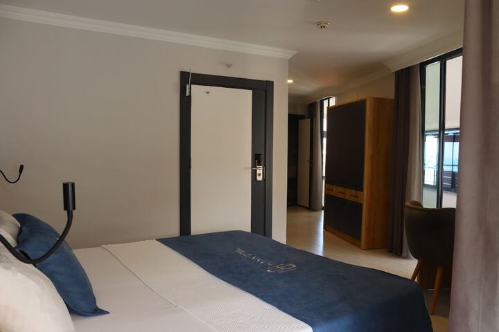 Room 6 of 90
