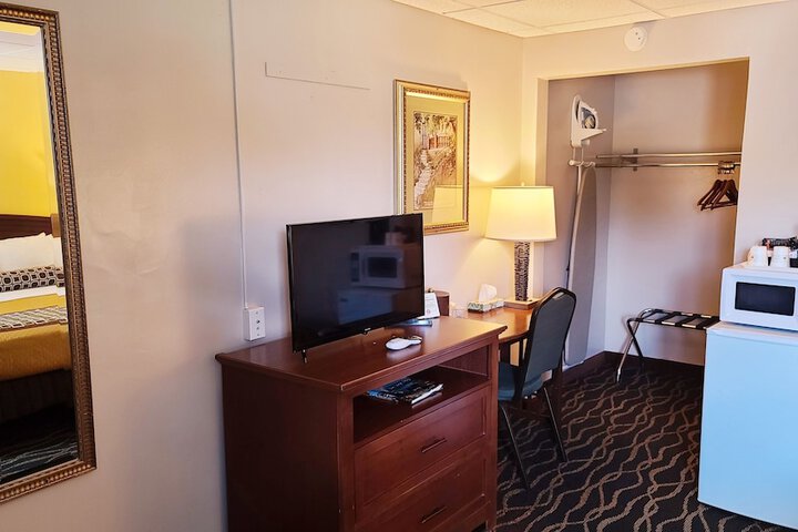 Room 5 of 9