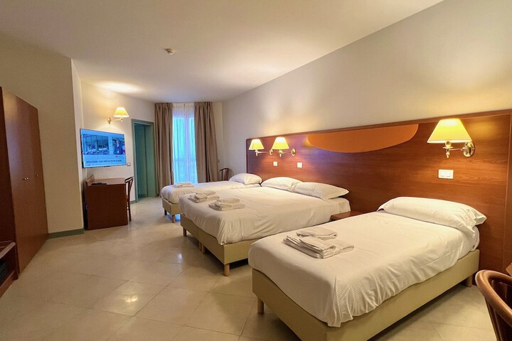Room 10 of 28