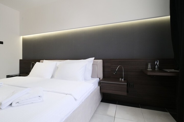 Room 6 of 32