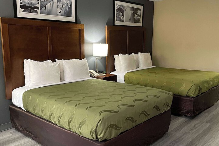 2 Queen Beds (9 of 12)
