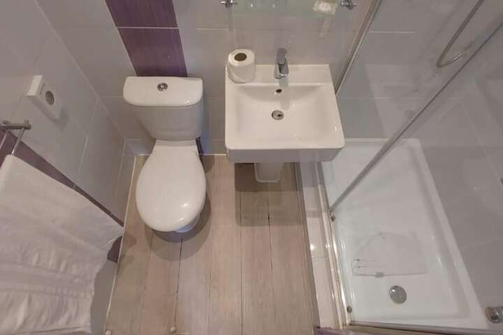 Room 8 of 11