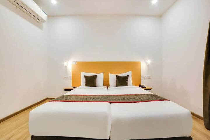 Room 5 of 8