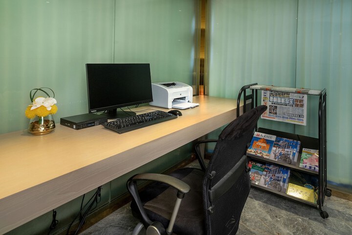 Business Center 33 of 36