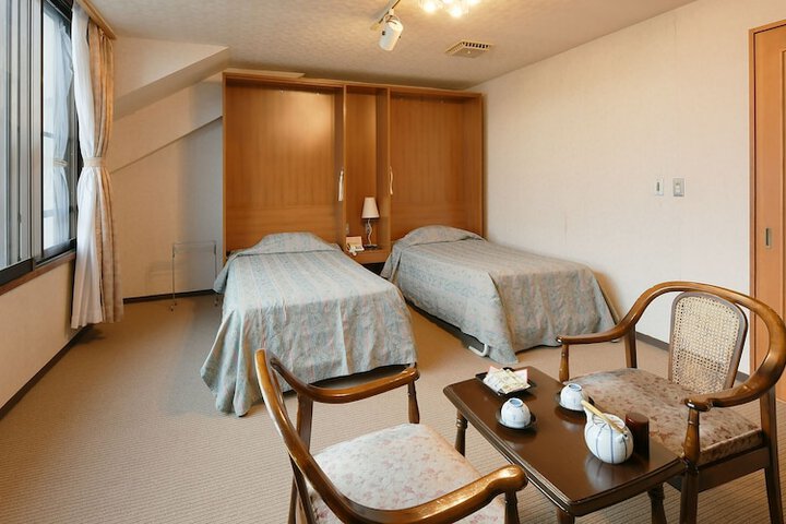 Room 8 of 83