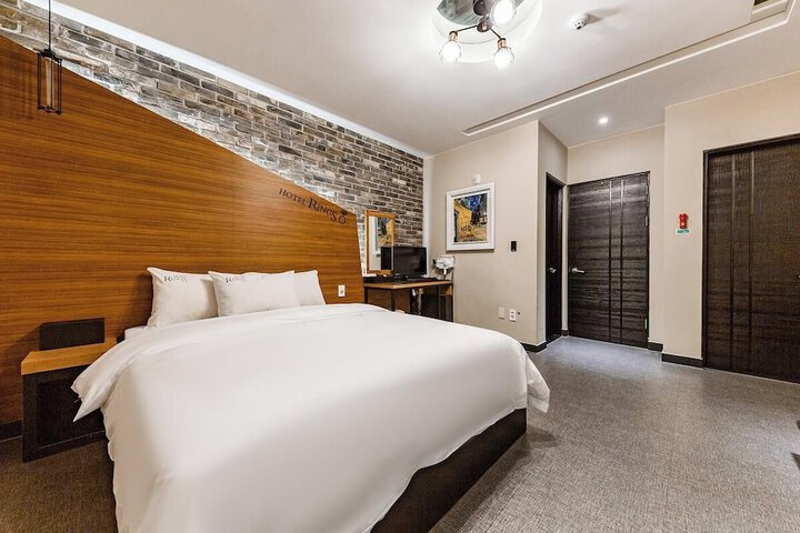 Room 32 of 63