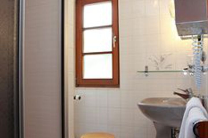 Room 3 of 68