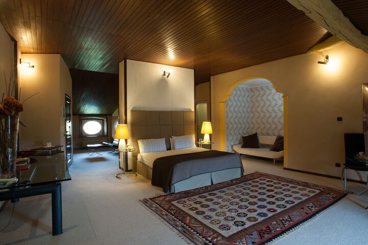 Room 6 of 34