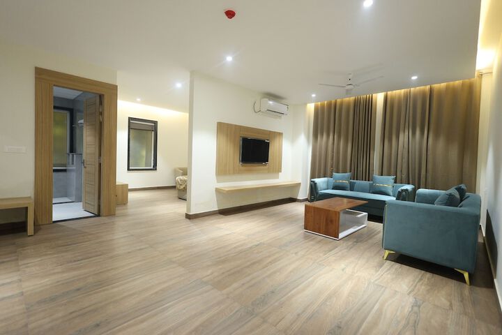 Room 32 of 49