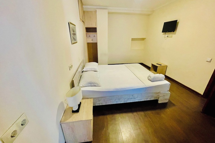 Room 3 of 146